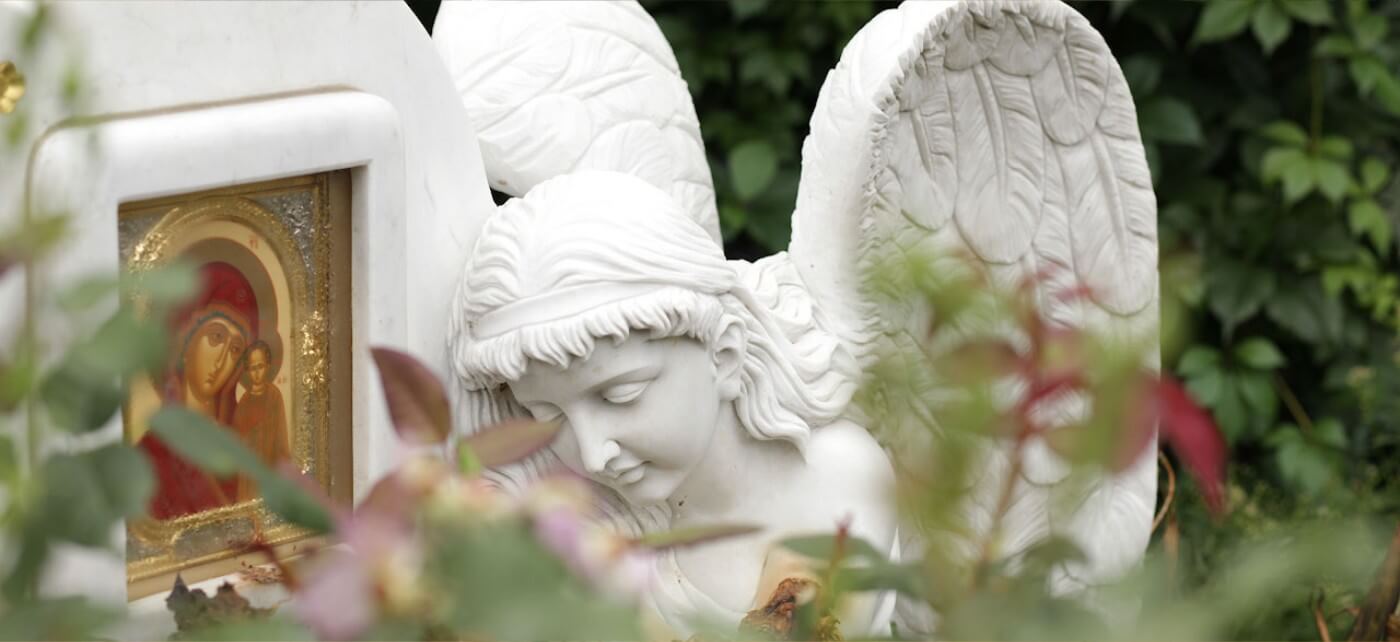 ПАМЯТНИКИ, ОГРАДЫ